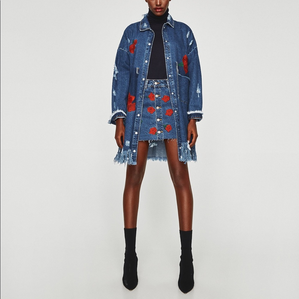 Denim mini skirt with embroidered roses